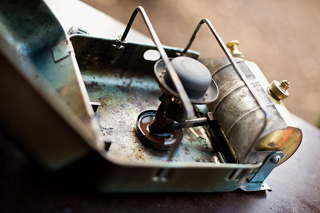 Selv om vi holder gassbrennere som det beste og tryggeste alternativet, er også spritbrennere samt bensin- og multifuel-brennere mye brukt. Her er fordelene og ulempene på de to alternativene.